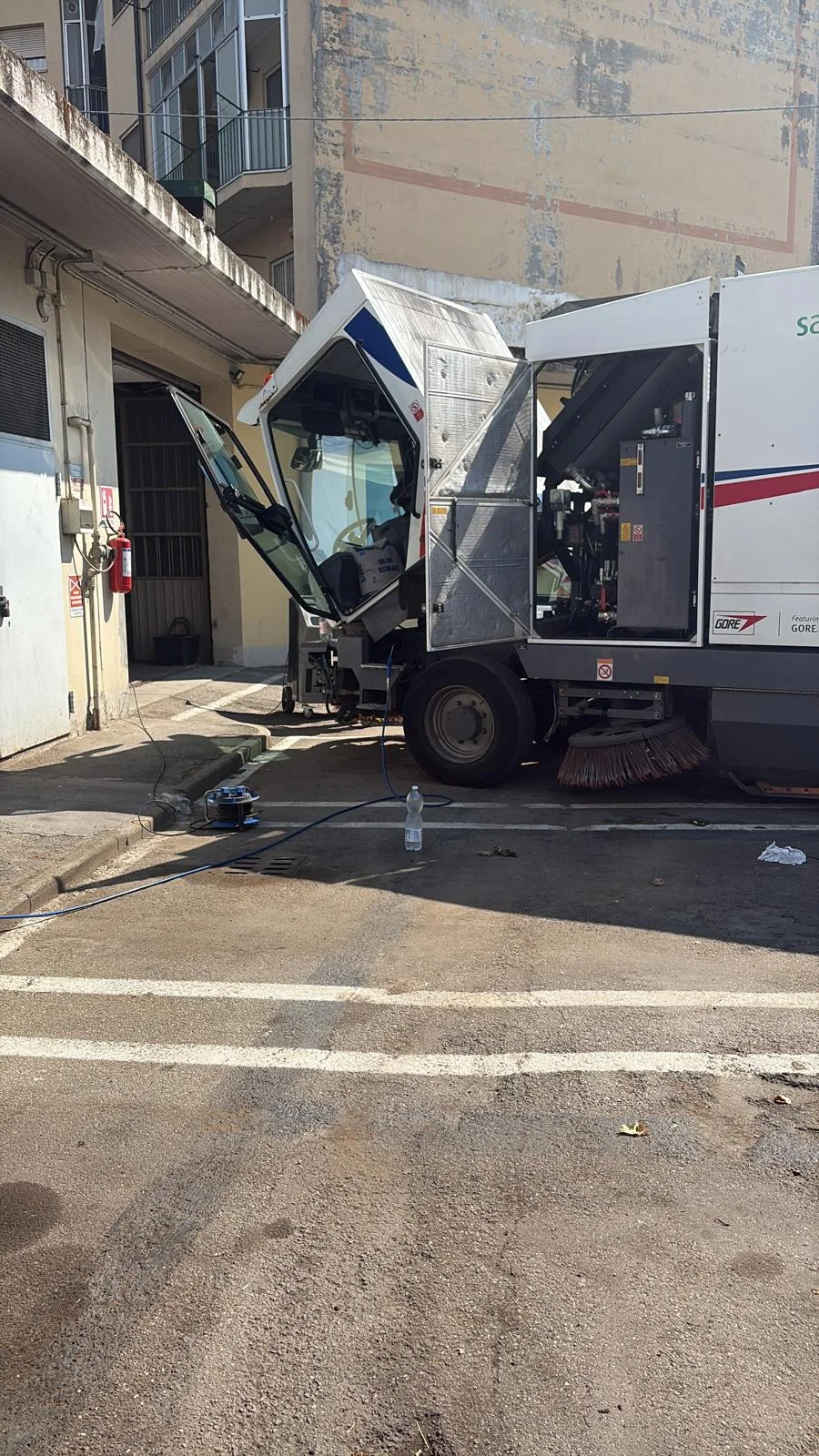 Spazzatrice con cabina sollevata in officina